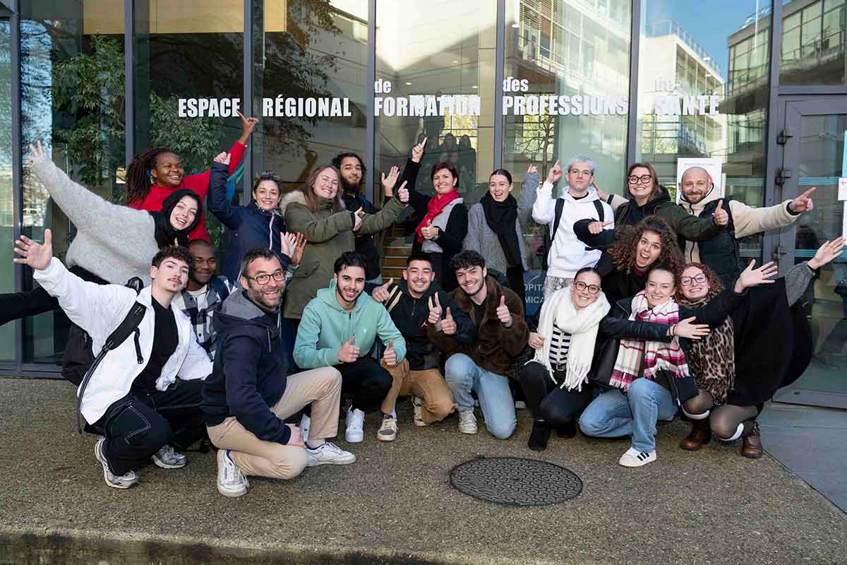 Un groupe d'étudiants pose en groupe devant l'entrée de l'ERFPS